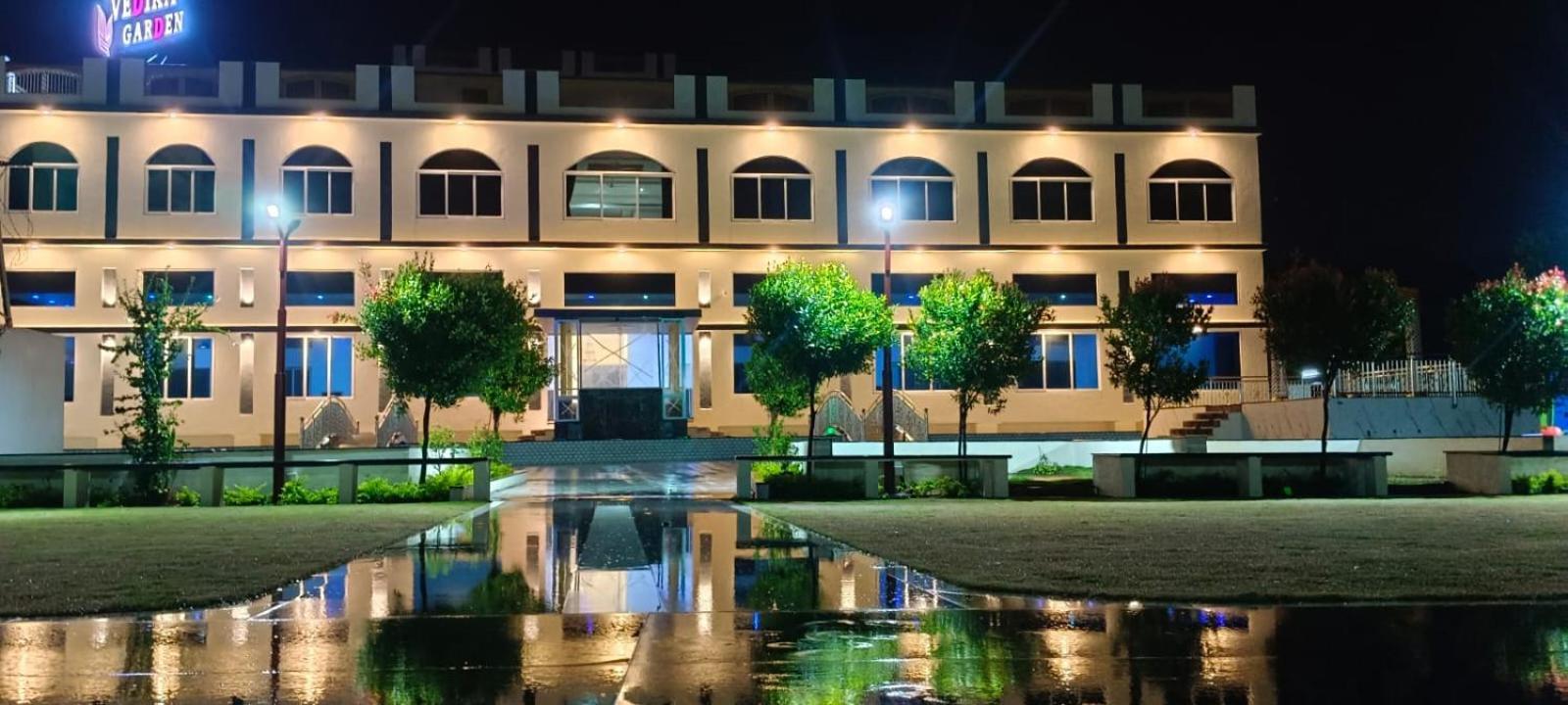 ホテル Vedika Garden ロナバラ エクステリア 写真